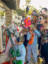 Invitados disfrazados con atrezo disfrutando en la fiesta con el espejo mágico